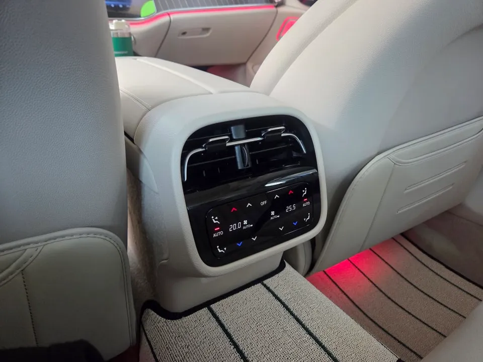 Mercedes-Benz E-Class W214 ambient lighting - Mercedes-Benz E-Class W214 Ambient Lighting Review photo 4