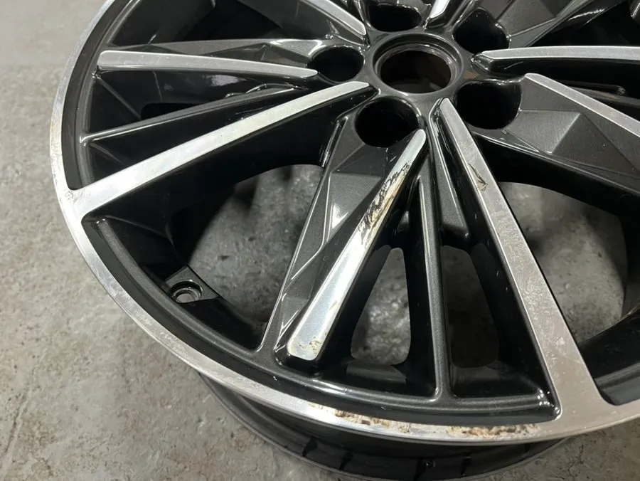 Hyundai Grandeur IGのホイールリペア・塗装事例 施工写真 5
