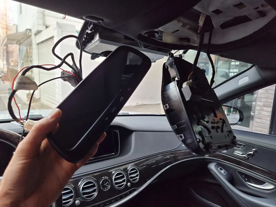 Mercedes-Benz S-Class W222 dash cam - Mercedes-Benz S-Class W222 Dash Cam Installation Review photo 4