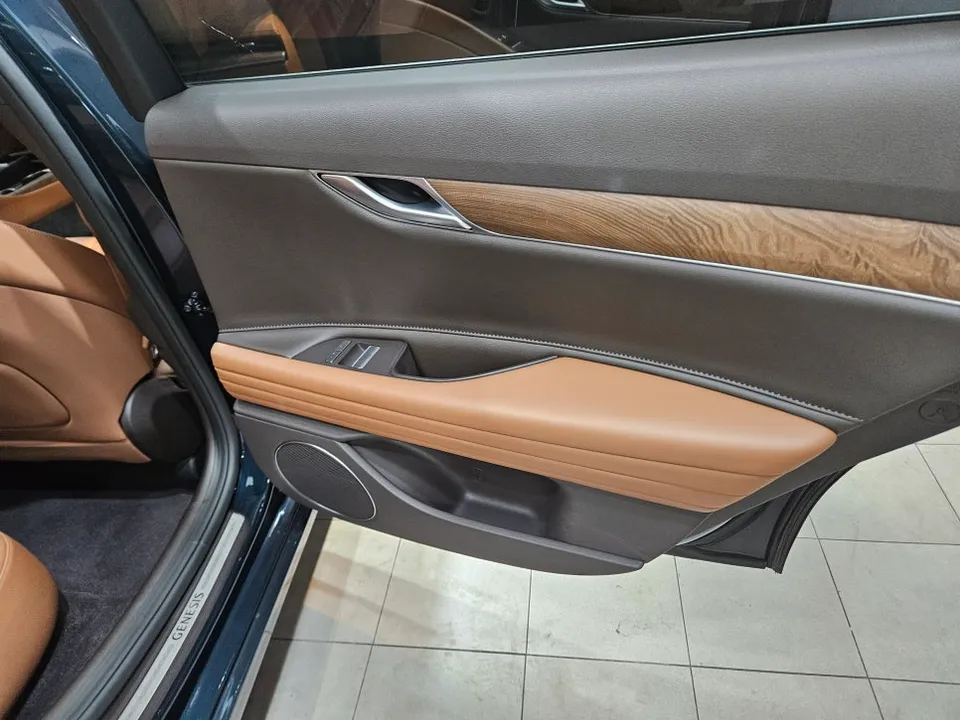 Genesis G80のガラスコーティング事例 施工写真 1-3