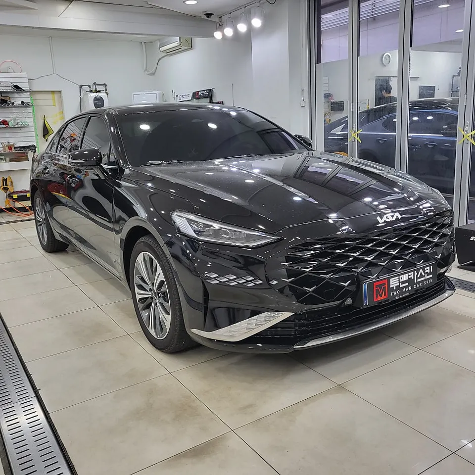Kia K8のカーラッピング事例|フロント部分のクロームメッキ処理 施工写真 1-1