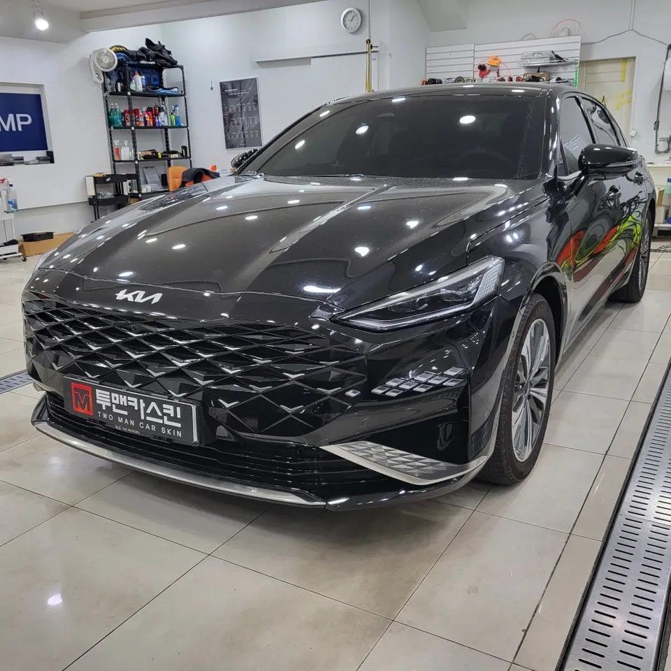 Kia K8のカーラッピング事例|フロント部分のクロームメッキ処理 施工写真 2-1