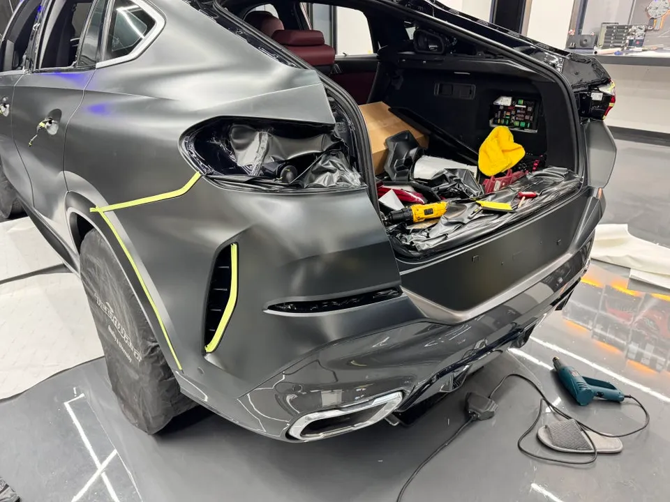 BMW X6 G06のカーラッピング事例|サテンブラックロックグレー 施工写真 2-2