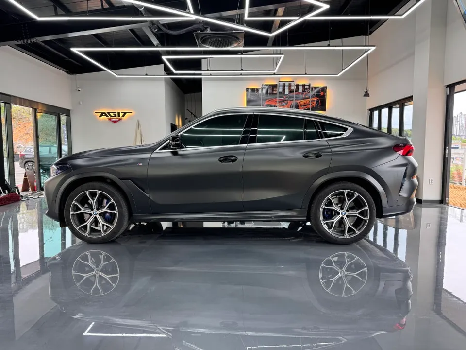 BMW X6 G06のカーラッピング事例|サテンブラックロックグレー 施工写真 2-3