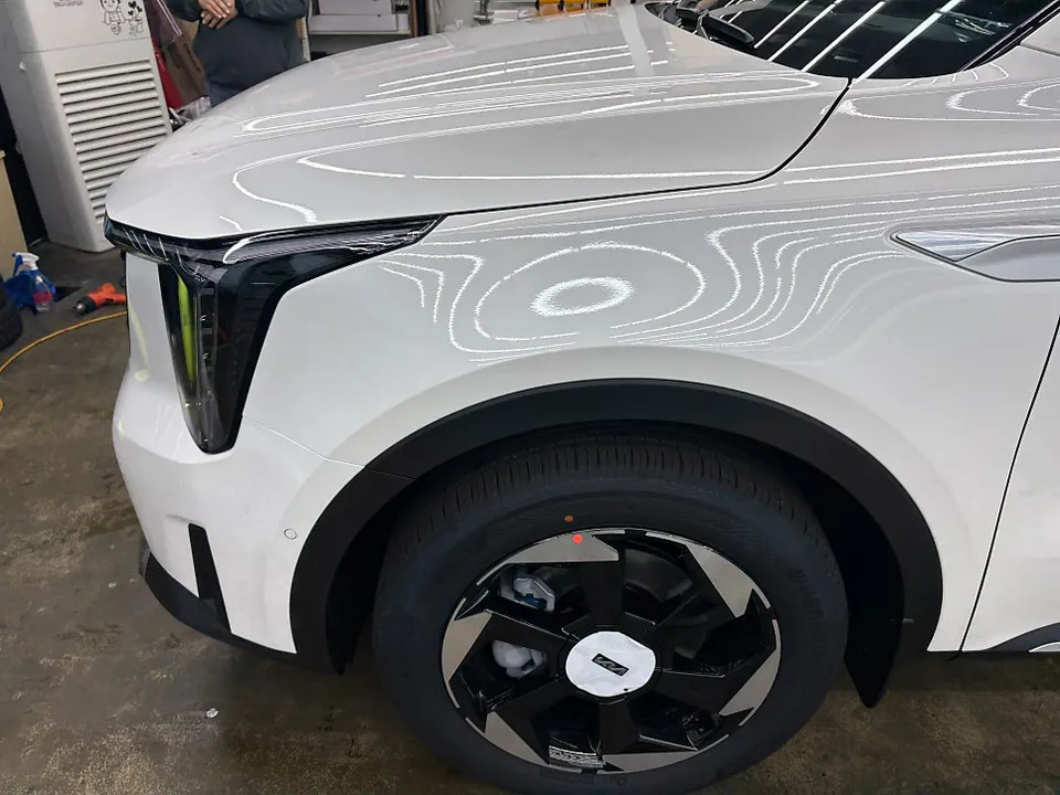 Kia Sorentoのカーフィルム施工事例|断熱・UVカット効果 施工写真 1-3