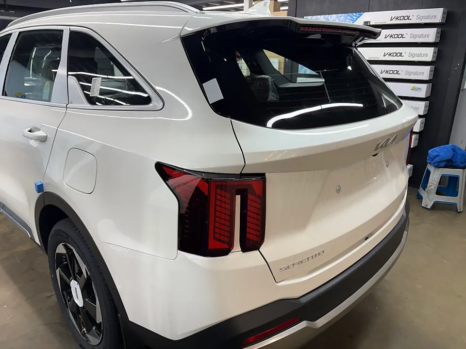 Kia Sorentoのカーフィルム施工事例|断熱・UVカット効果 施工写真 3-3