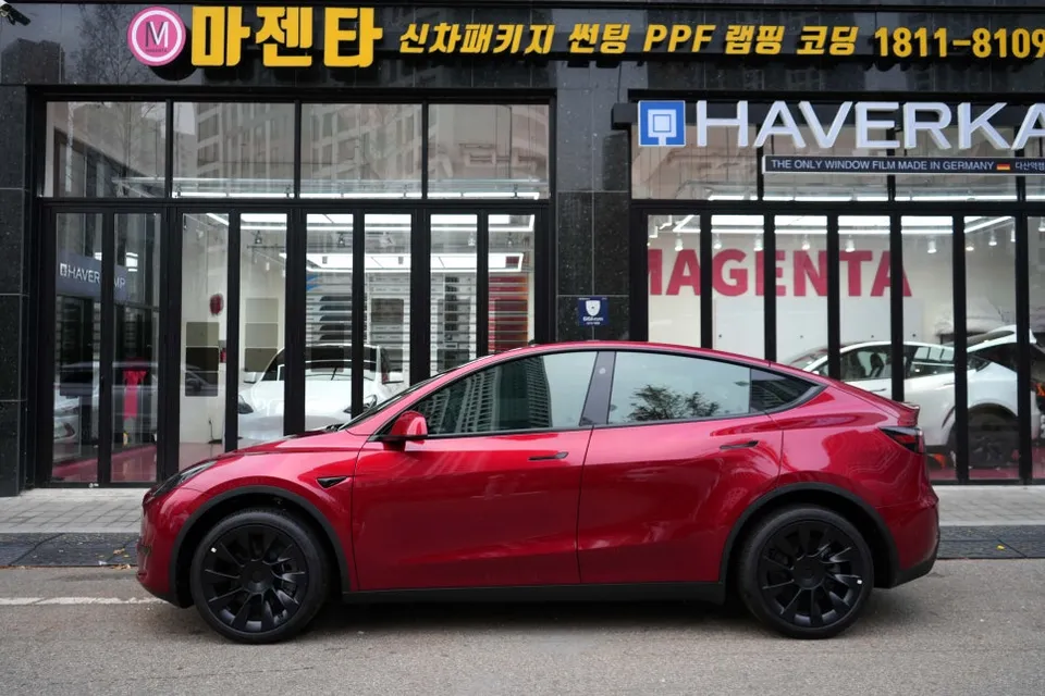 Tesla Model Y window tinting - Tesla Model Y Window Tinting Review: Rainbow V90 Film photo 3