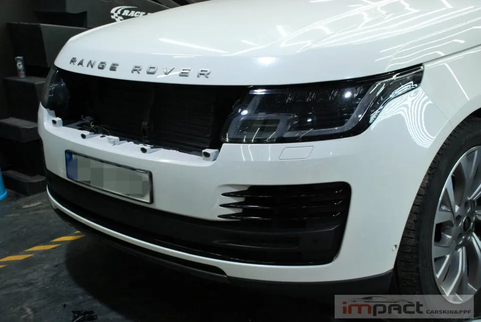 Land Rover Vogueのカーラッピング事例|クローム部分のブラックアウト 施工写真 2-2