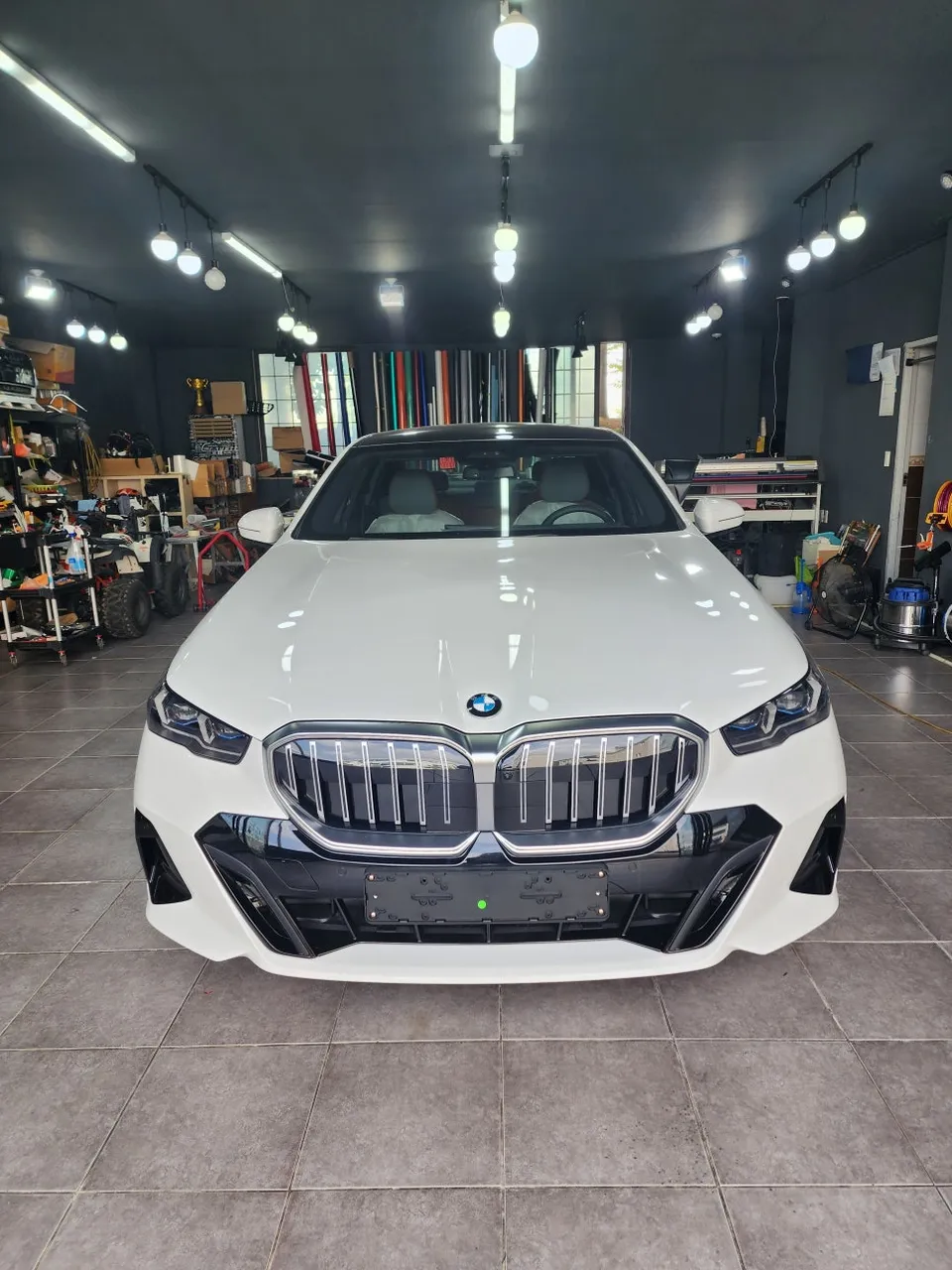 BMW 5 Seriesのグリルラッピング事例|費用目安・仕上がり 施工写真 1-1