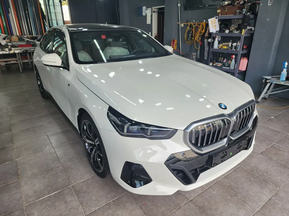 BMW 5 Seriesのグリルラッピング事例|費用目安・仕上がり 施工写真 2-1