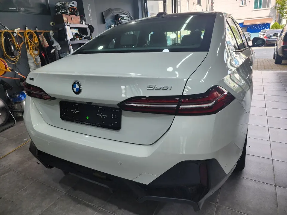 BMW 5 Seriesのグリルラッピング事例|費用目安・仕上がり 施工写真 3-1