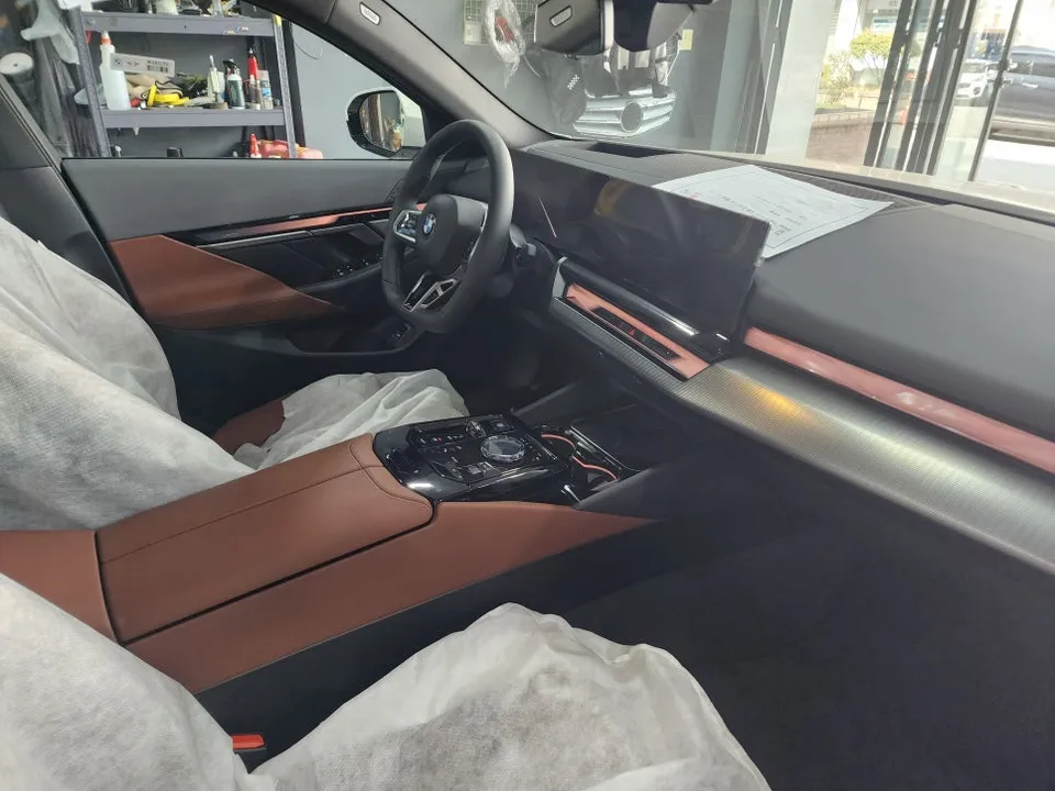 BMW 5 Seriesのグリルラッピング事例|費用目安・仕上がり 施工写真 1-2