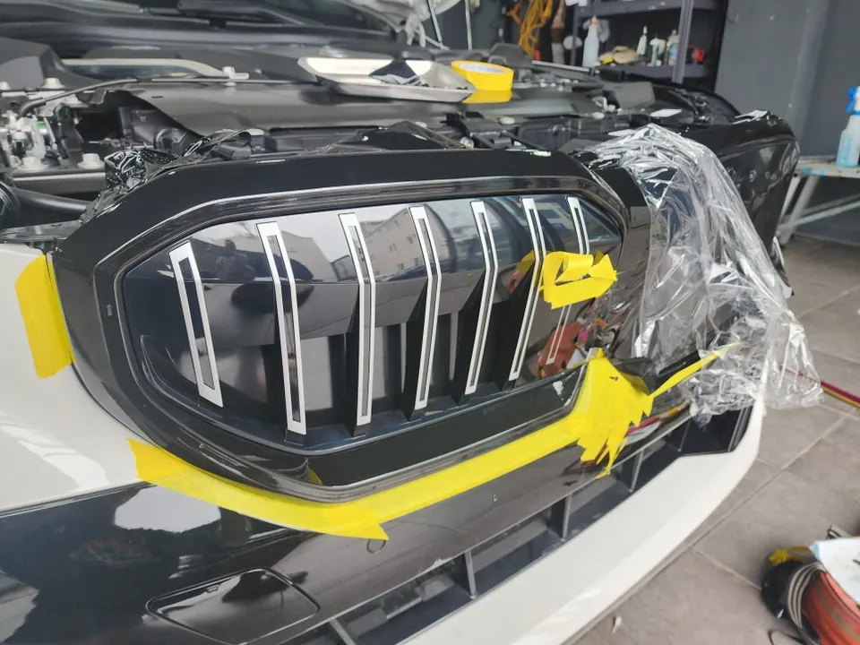 BMW 5 Seriesのグリルラッピング事例|費用目安・仕上がり 施工写真 2-3