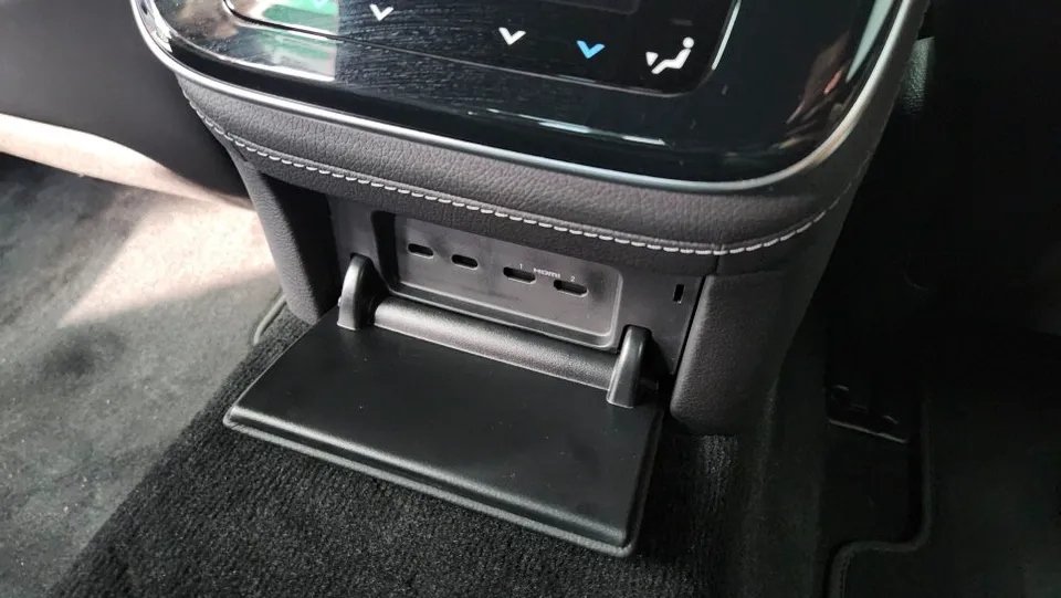 Mercedes-Benz S-Class oem options - Mercedes-Benz S-Class Rear Monitor Upgrade Review photo 3