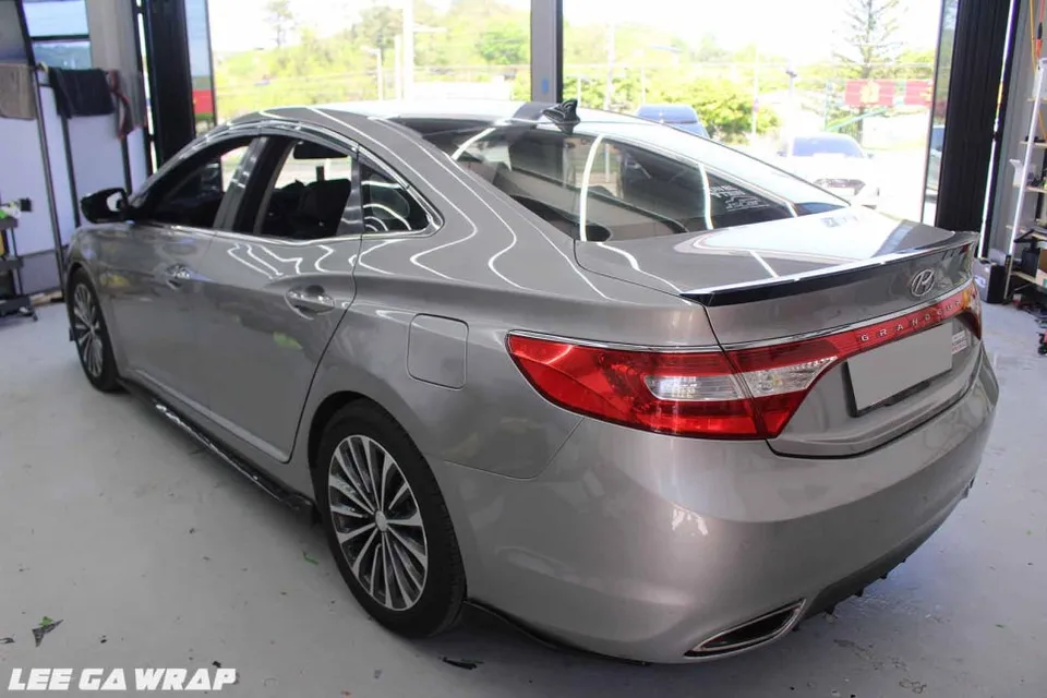 Hyundai Grandeur HGのカーラッピング事例:クローム除去とブラック艶有フィルム 施工写真 2-1