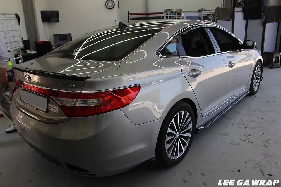 Hyundai Grandeur HGのカーラッピング事例:クローム除去とブラック艶有フィルム 施工写真 3-1