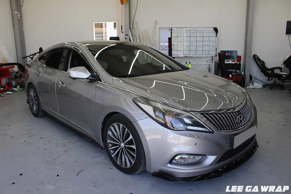 Hyundai Grandeur HGのカーラッピング事例:クローム除去とブラック艶有フィルム 施工写真 4-1