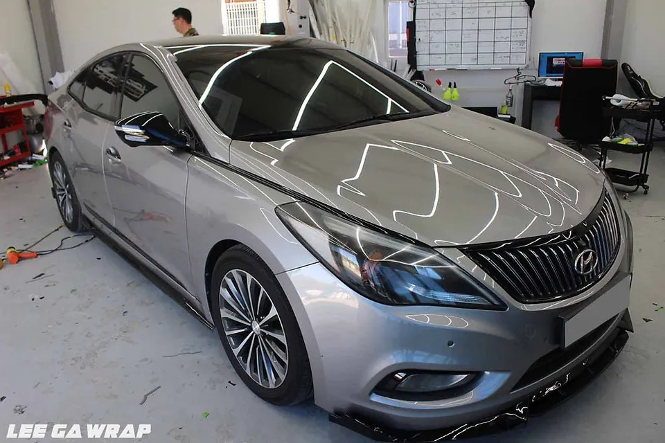 Hyundai Grandeur HGのカーラッピング事例:クローム除去とブラック艶有フィルム 施工写真 5-1
