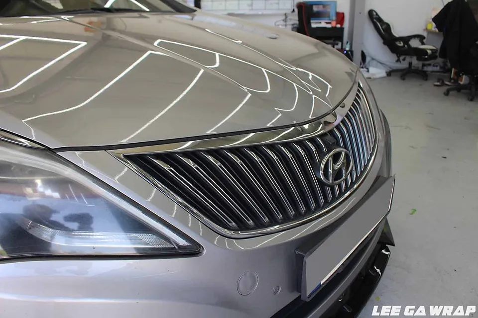 Hyundai Grandeur HGのカーラッピング事例:クローム除去とブラック艶有フィルム 施工写真 2-2