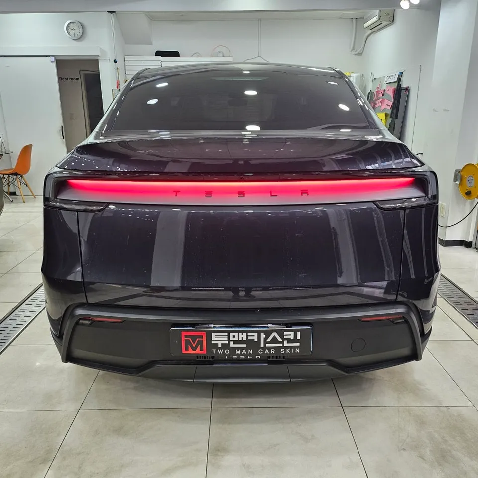Tesla Model YのPPF施工事例：費用目安と仕上がり 施工写真 1-2