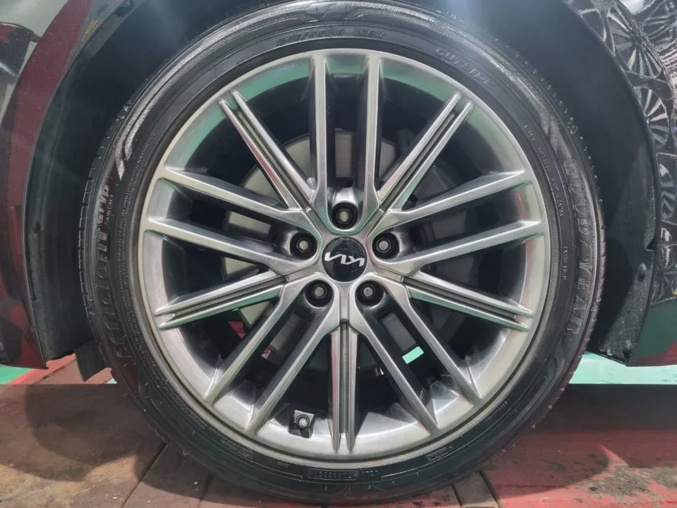 Kia K900のホイールリペア・塗装事例 施工写真 2-1