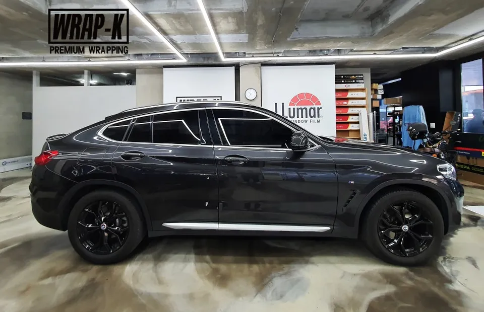 BMW X4のカーラッピング事例|クロームパーツのブラックアウト 施工写真 2-1