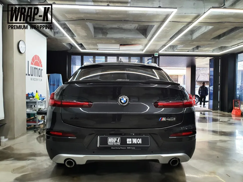 BMW X4のカーラッピング事例|クロームパーツのブラックアウト 施工写真 3-1