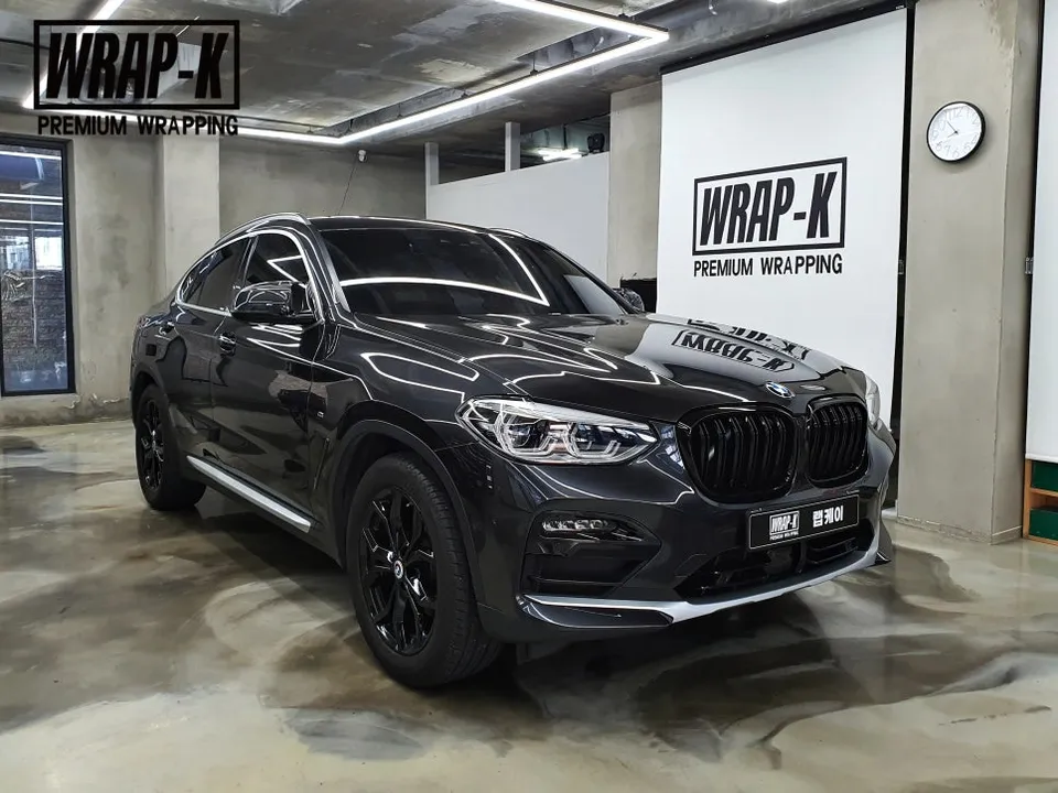 BMW X4のカーラッピング事例|クロームパーツのブラックアウト 施工写真 1-2