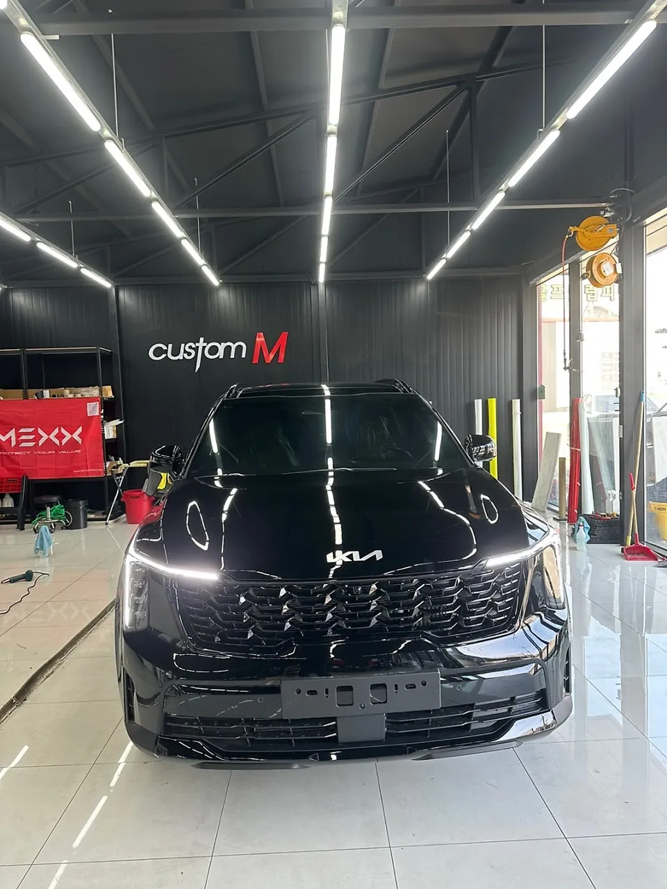 Kia Sorento MQ4のカーラッピング事例:クロームパーツのブラックアウト 施工写真 3-2