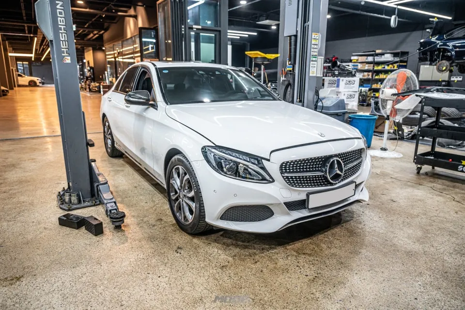 Mercedes-Benz C200 ambient lighting installation result