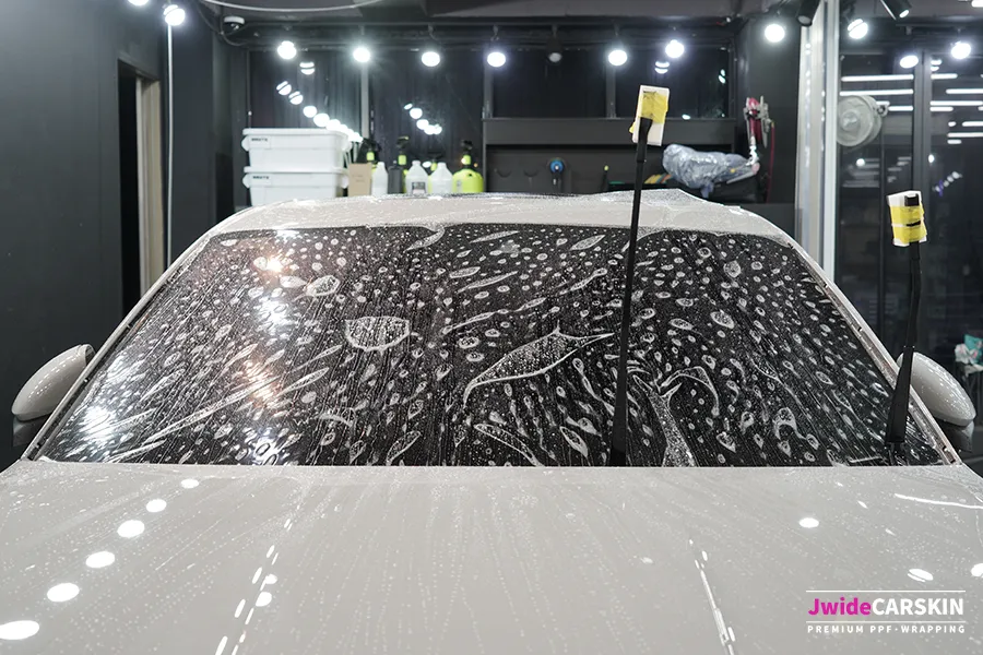 Porsche Cayenne E3のPPF施工事例|フロントガラス保護 施工写真 3-2