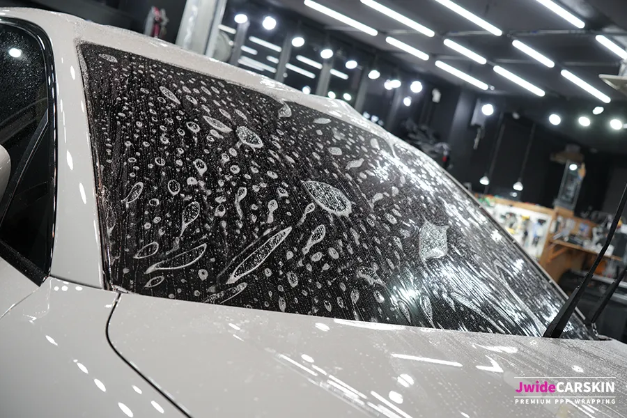 Porsche Cayenne E3のPPF施工事例|フロントガラス保護 施工写真 1-3