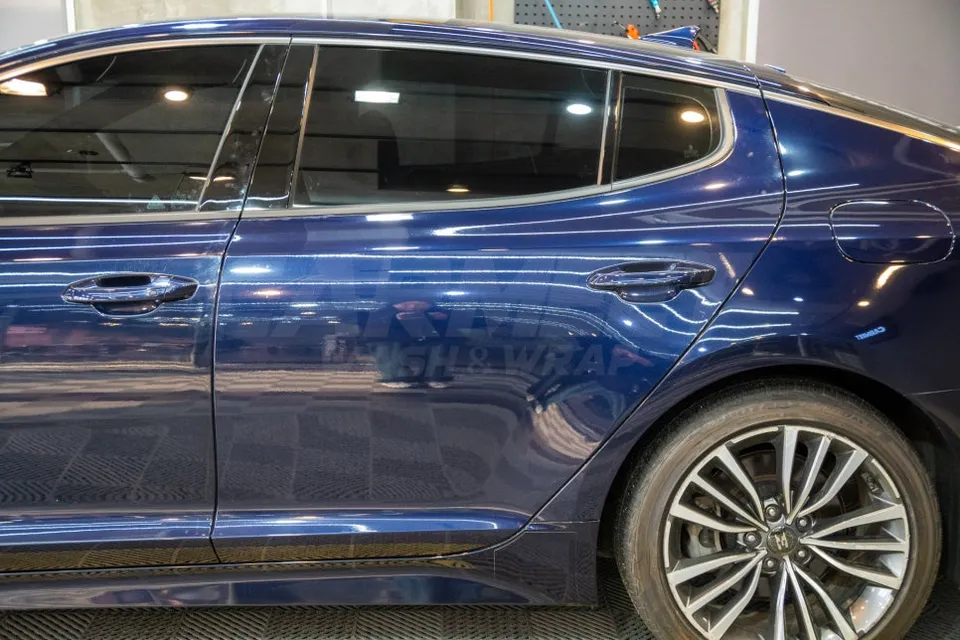 Kia Stingerのカーラッピング事例|サテンブルーブラック 施工写真 2-1