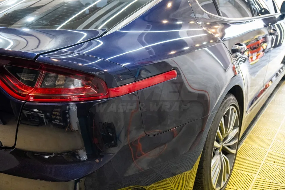 Kia Stingerのカーラッピング事例|サテンブルーブラック 施工写真 3-1
