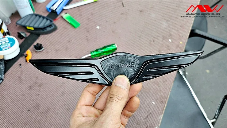 Genesis G70のカーラッピング事例|クローム除去と内装カラーチェンジ 施工写真 2-2