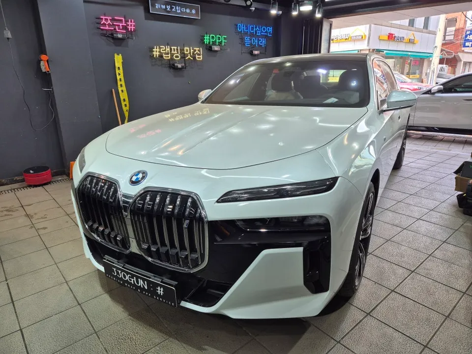 BMW i7のPPF施工事例｜ハイグロスの傷対策 写真