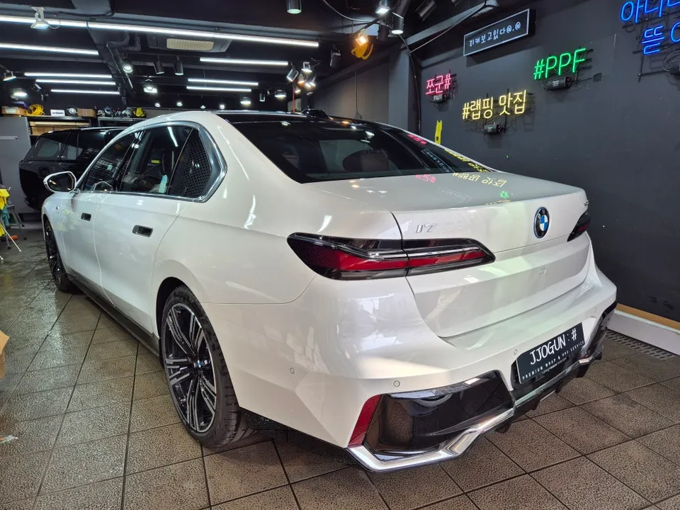 BMW i7のPPF施工事例｜ハイグロスの傷対策 施工写真 2