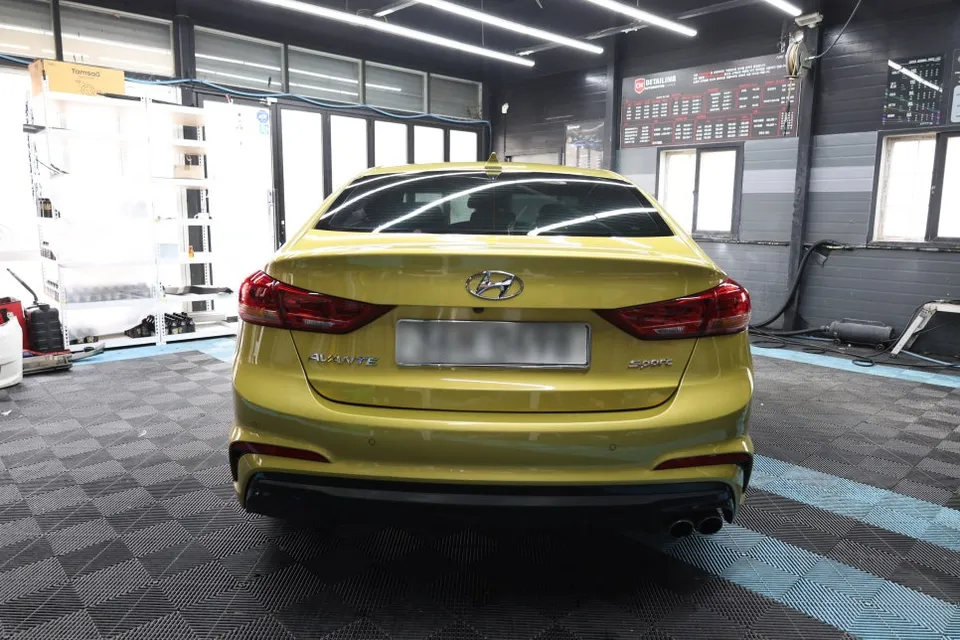 Hyundai Elantraのカーラッピング事例|費用目安・仕上がり 施工写真 3-1