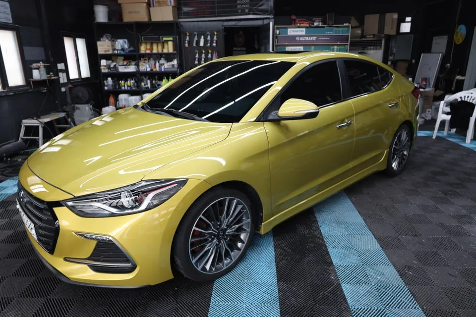Hyundai Elantraのカーラッピング事例|費用目安・仕上がり 施工写真 1-2