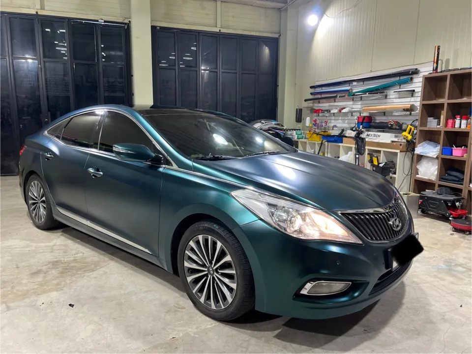 Hyundai Grandeur HGのカーラッピング事例|サテンバーデントグリーン 施工写真 4-1