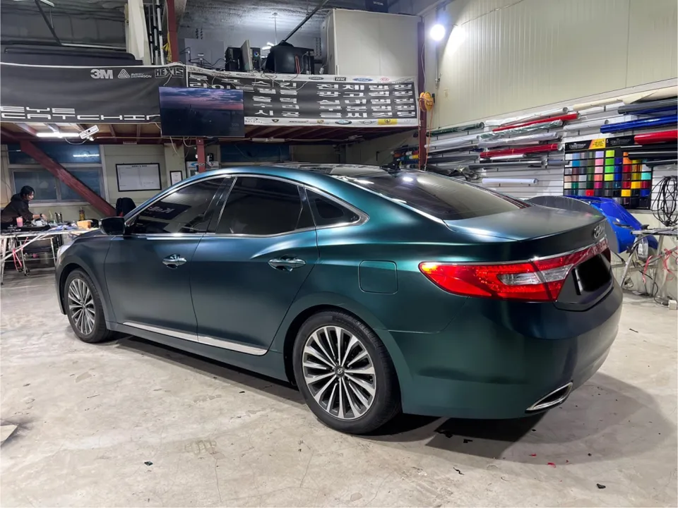 Hyundai Grandeur HGのカーラッピング事例|サテンバーデントグリーン 施工写真 2-2