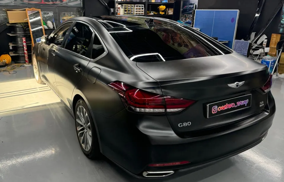 Genesis G80のカーラッピング事例：サテンブラックの仕上がり 施工写真 1-2