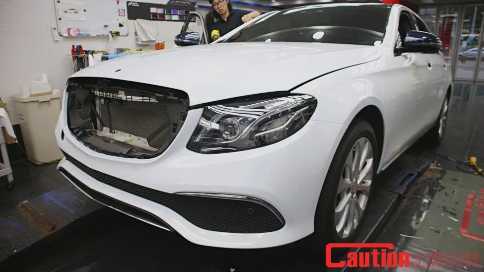 Mercedes-Benz E300のカーラッピング事例:高級感あふれるゴールドパールホワイト 施工写真 3-3