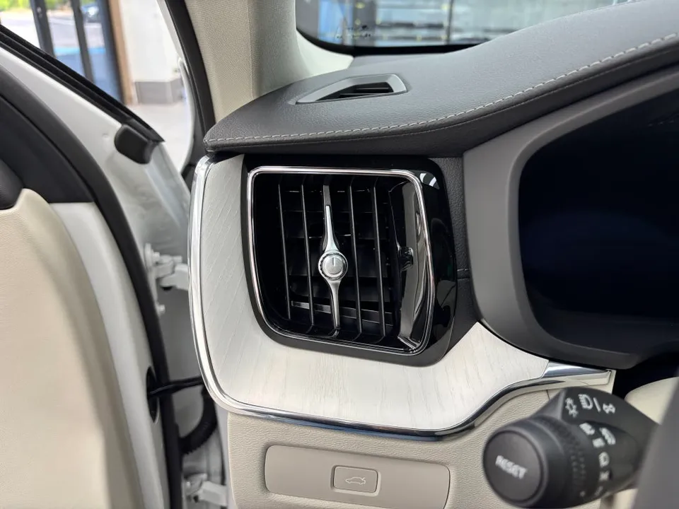 Volvo XC60の室内PPF施工事例|傷から守る保護フィルム 施工写真 1-2