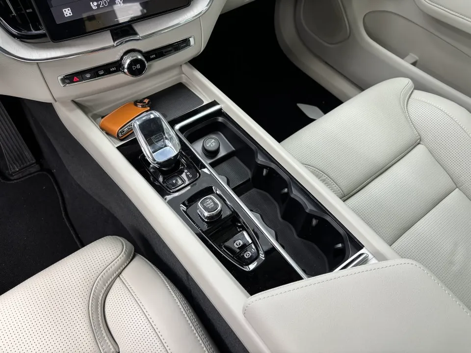 Volvo XC60の室内PPF施工事例|傷から守る保護フィルム 施工写真 2-2