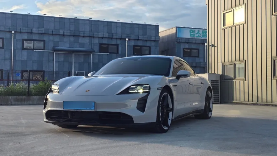 Porsche Taycanのカーフィルム施工事例|費用目安・仕上がり 施工写真 1-1