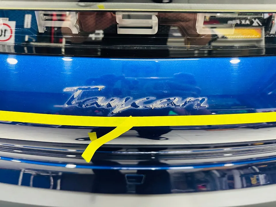 Porsche Taycanのカーラッピング事例 施工写真 3-1