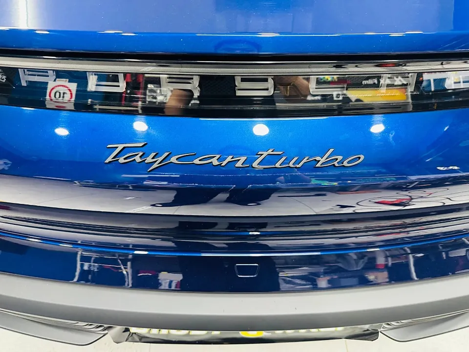 Porsche Taycanのカーラッピング事例 施工写真 2-2