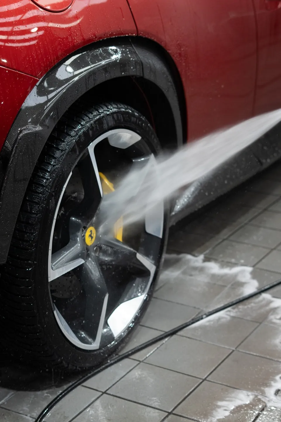 Ferrari Purosangueのガラスコーティング事例|費用目安・仕上がり 施工写真 2-1
