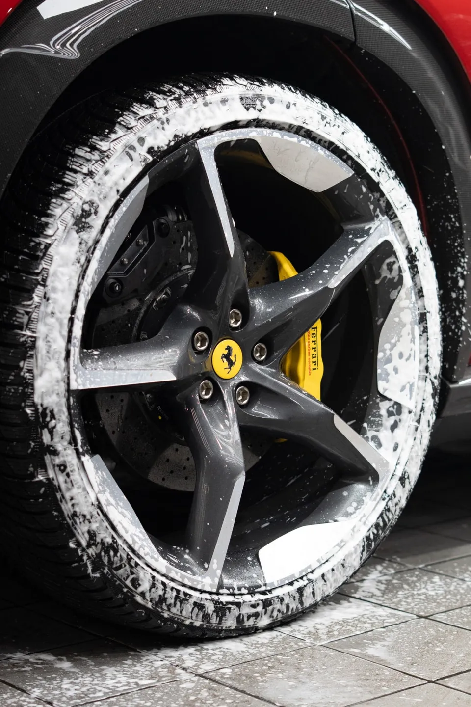 Ferrari Purosangueのガラスコーティング事例|費用目安・仕上がり 施工写真 3-1